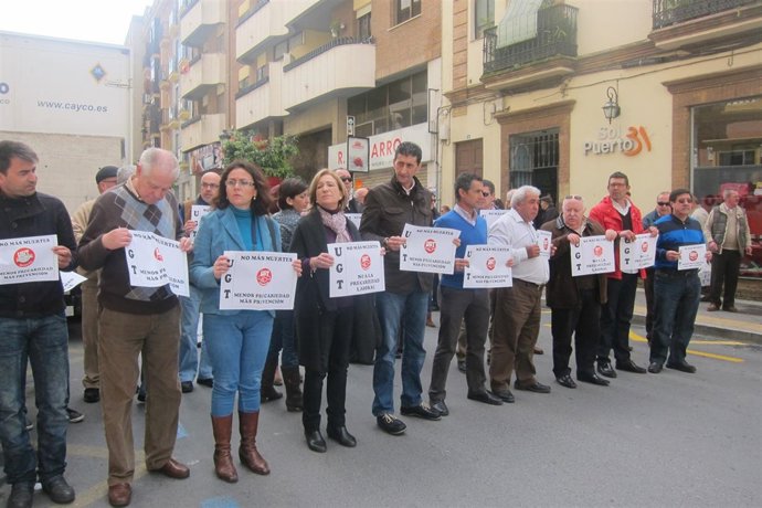 Concentración de UGT por la muerte de un joven en Villarrasa.