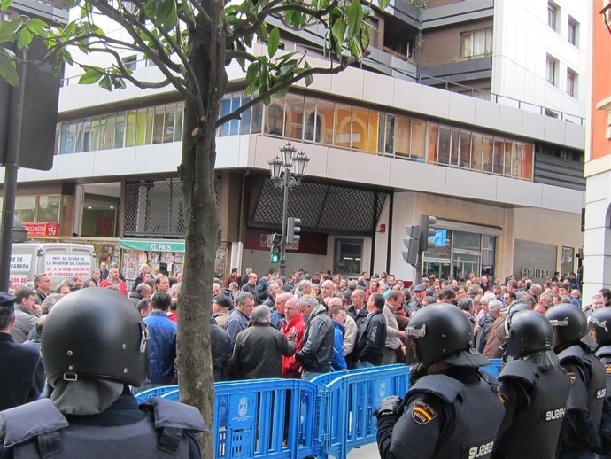Los Manifestantes De La Minería Pública Frente Al Cordón Policial 