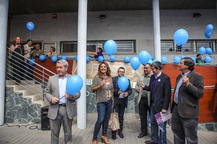 Suelta de globos azules