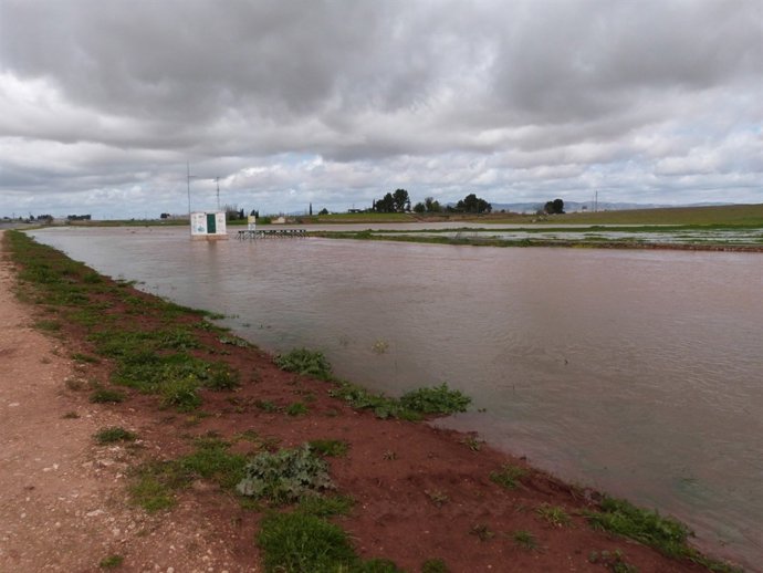 Río Azuer desbordado