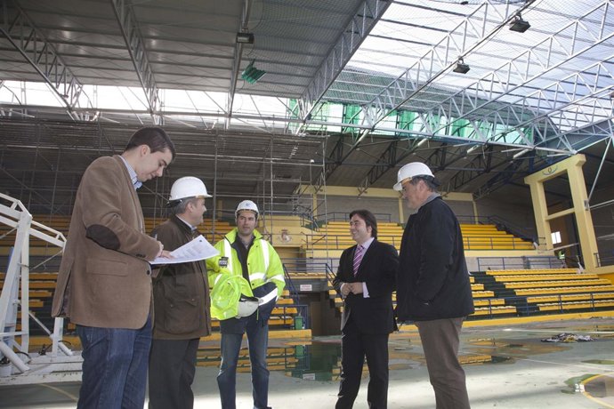 Movellán visita las obras del pabellón de Revilla