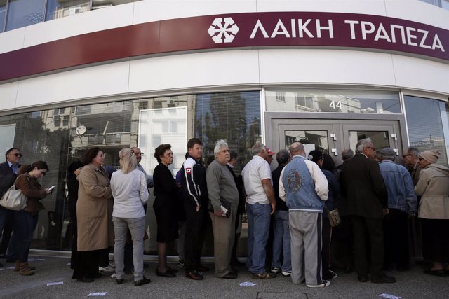 Decenas de personas hacen colas frente a los bancos de Chipre ya abiertos