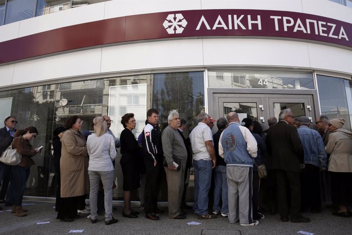 Decenas de personas hacen colas frente a los bancos de Chipre ya abiertos