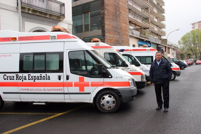 Ambulancias Cruz Roja y alcalde Laredo (Ángel Vega)