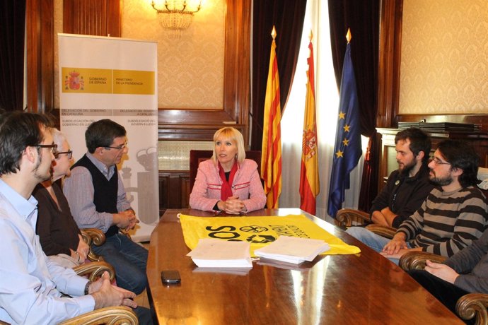 Subdelegada del gobierno en Lleida, Inma Manso, con la Assemblea Groga
