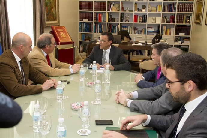 El presidente de la Diputación de Huelva, Ignacio Caraballo, en una reunión.