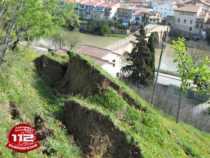 Desalojada una vivienda tras un deslizamiento de tierra.
