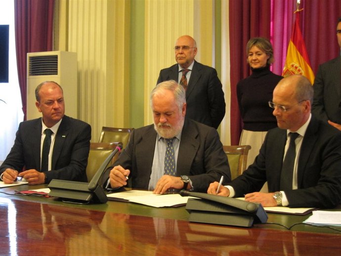 Miguel Arias Cañete y Drago Azinovic,  de Philip Morris 