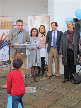 Un niño autista juega ante las autoridades en la inauguración de las jornadas