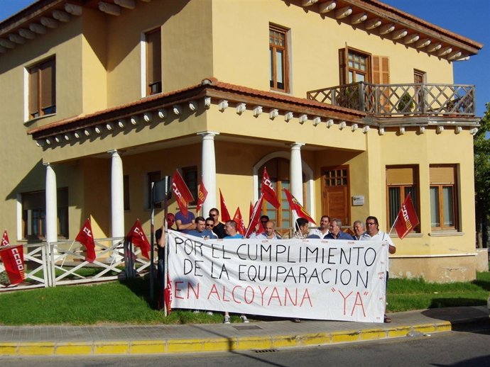 Concentración De Trabajadores De La Alcoyana