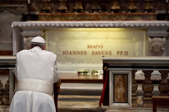 El Papa Francisco visita la tumba de Juan Pablo II