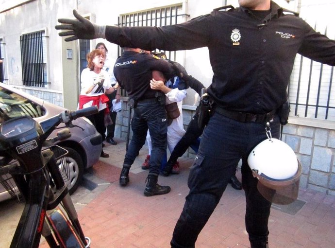 Forcejeo entre manifestantes y agentes de la Policía