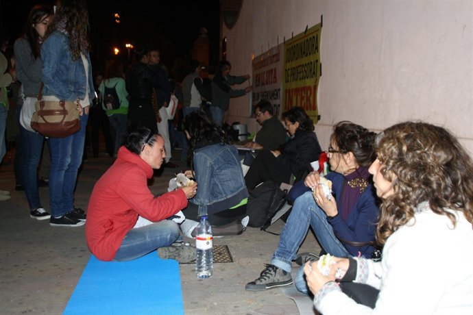 Interinos a las puertas de la Conselleria de Educación