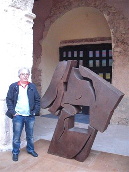El escultor José Luis Terraza junto a la escultura donada