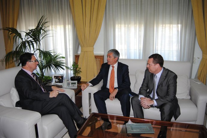 Bascuñana recibe a Pedro Vicente Gallut, nuevo director del Aeropuerto de Murci