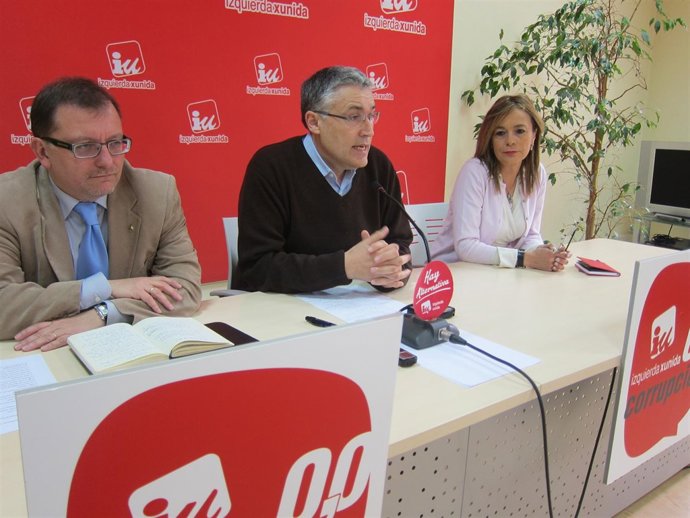Orviz, en el centro, con Iglesias y Vallina, durante la rueda de prensa.