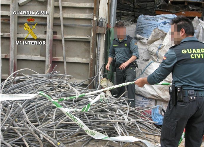 Los agentes con el cableado eléctrico sustraído