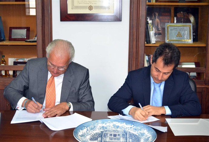 Firma del convenio entre Vodafone y Fundación San Telmo