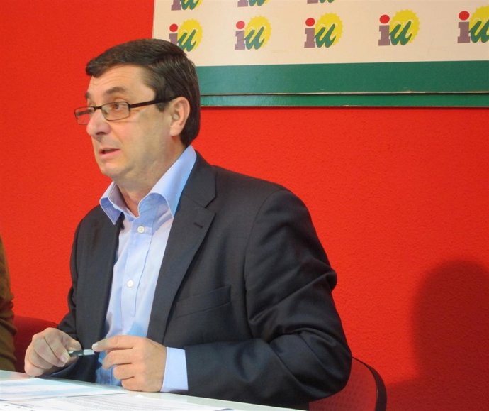 El portavoz de IU en el Congreso, José Luis Centella, en rueda de prensa.