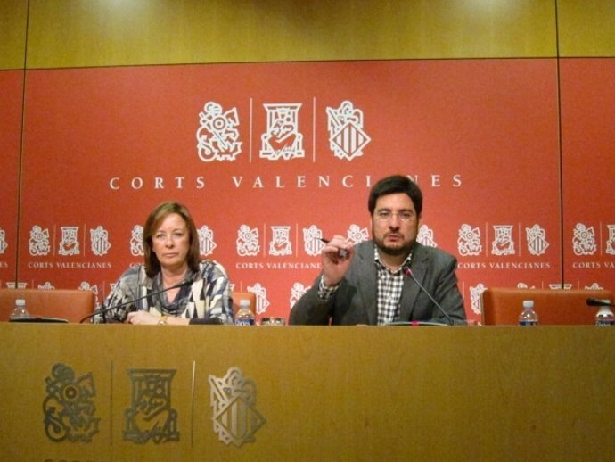 Marga Sanz e Ignacio Blanco en rueda de prensa en las Corts 
