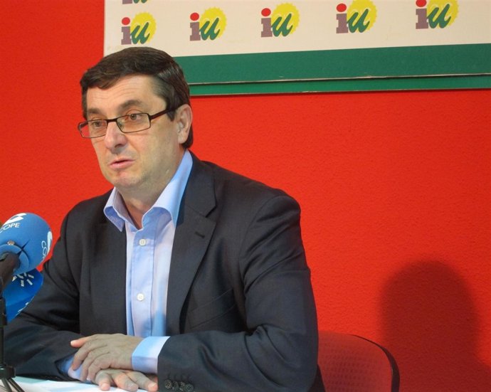 El portavoz de IU en el Congreso, José Luis Centella, en la rueda de prensa.