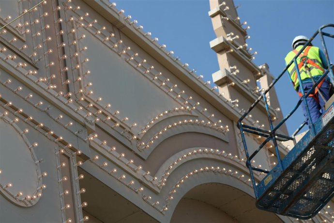 Montaje De Luces Incandescentes En La Portada Del Ferial Del Corpus