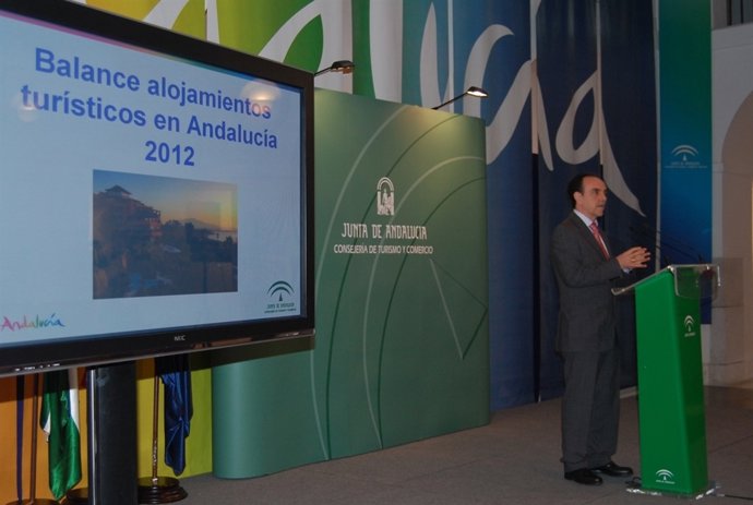 El consejero de turismo rafael rodríguez en rueda de prensa