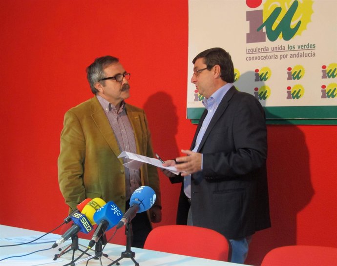 José Luis Centella (d) habla con el secretario general de IU-Jaén, Luis Segura.
