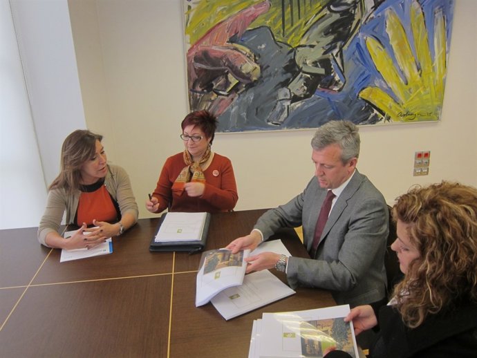 Reunión de trabajadores sociales con Alfonso Rueda y Beatriz Mato