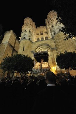 La catedral de Málaga con un trono Semana Santa turistas 