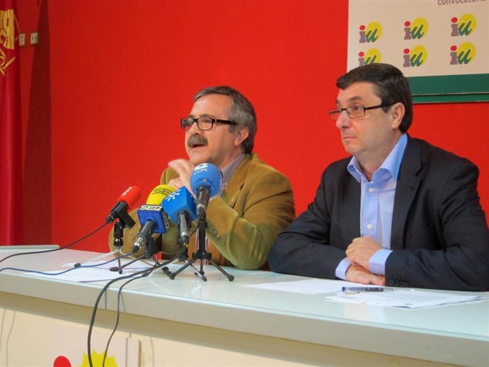 Luis Segura (i), junto a José Luis Centella, durante la rueda de prensa.