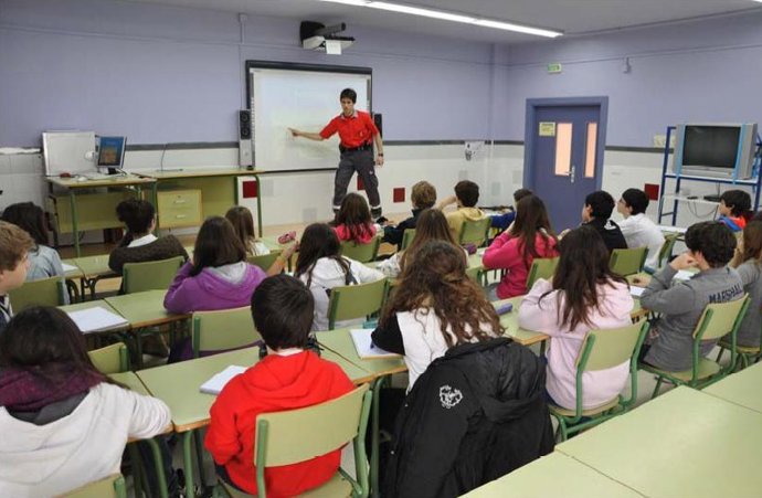 Un agente imparte una charla de educación vial en el IES Ega de San Adrián.