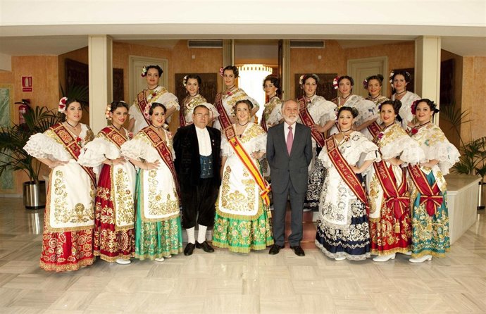 LA REINA DE LA HUERTA 2013 Y SU CORTE DE HONOR, EN LA ASAMBLEA REGIONAL