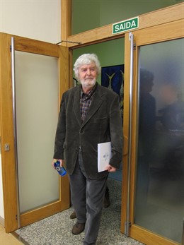 El portavoz de AGE, Xosé Manuel Beiras, en el Parlamento