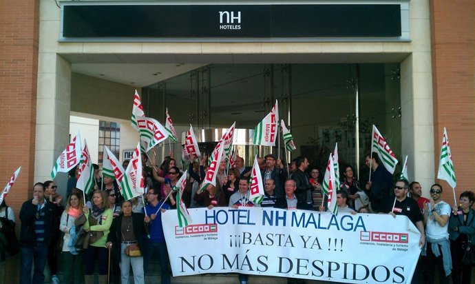Concentración de trabajadores ante el hotel NH Málaga