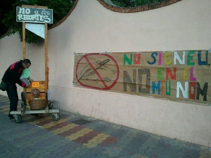 Cartel de protesta contra el acuerdo de interinos