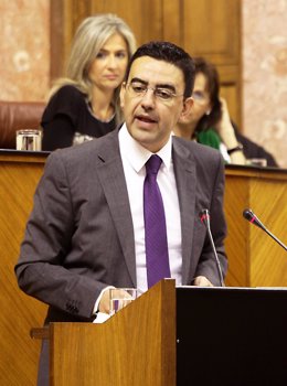 Mario Jiménez interviene ante el Pleno del Parlamento