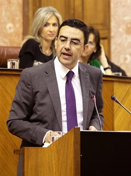 Mario Jiménez interviene ante el Pleno del Parlamento