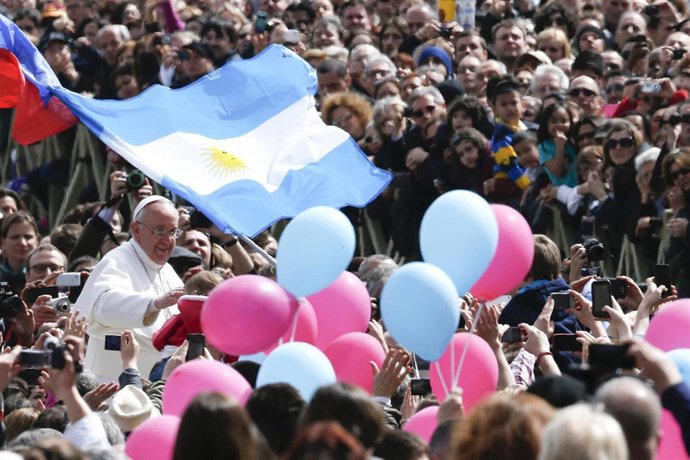 El Papa Francisco en la Plaza de San Pedro antes de celebrar la Misa de Pascua 