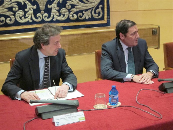 José Antonio de Santiago-Juárez (izda) junto a Antonio María Sáez Aguado (dcha) 