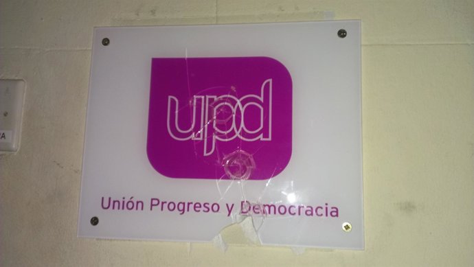 Cartel roto en la sede de UPyD en Barcelona.