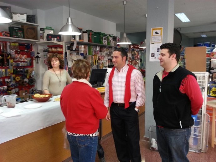 El concejal de Cultura visita la Ferretería de San Antón