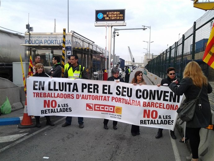 Trabajadores del Puerto de Barcelona protestan para pedir un nuevo convenio