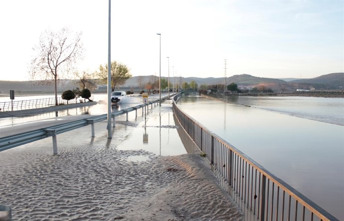 Carretera inundada por las lluvias y el desbordamiento del Genil