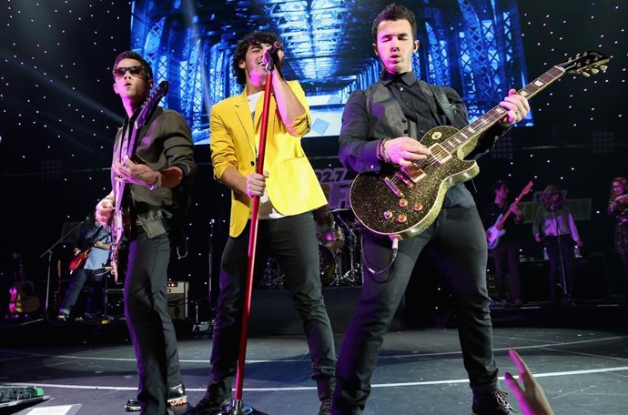 LOS ANGELES, CA - DECEMBER 01:  (L-R) Musicians Nick Jonas, Joe Jonas, and Kevin