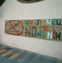 Cartel de protesta contra el acuerdo de interinos en la Conselleria de Educación