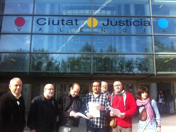 Representantes de asociaciones que presentan el escrito en Fiscalía