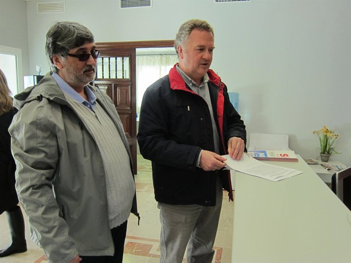 El portavoz de los recolocables de Astilleros, Braulio Cabalga, en el PSOE. 