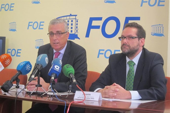 El presidente de la Asociación de Hoteleros de Huelva, José Manuel Díaz, y Barba