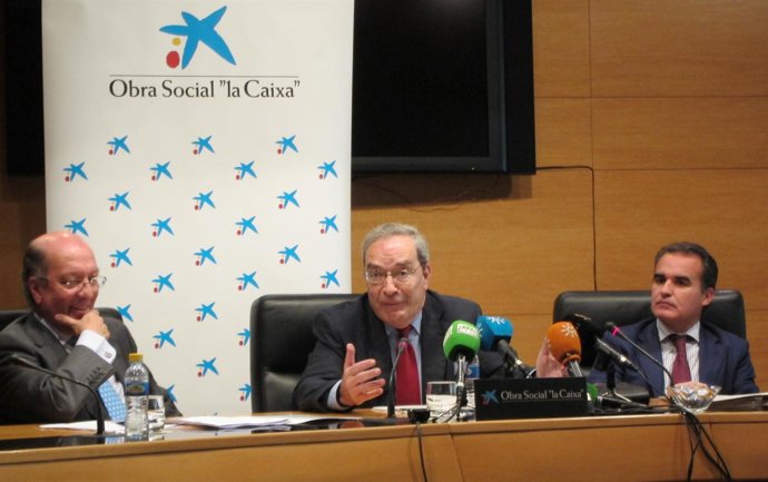 El director general de la Fundación La Caixa, Jaime Lanaspa (en el centro)